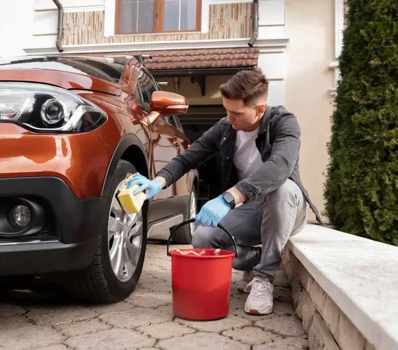 Lavage auto à domicile La Prénessaye : professionnel intervenant sur un véhicule
